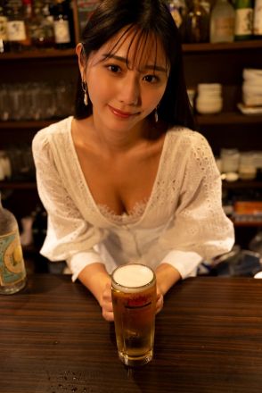 9頭身モデル斎藤恭代さん、バー店員に扮して接客　妖艶ランジェリーでファン悩殺