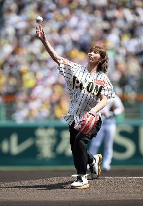 吉田沙保里、甲子園で宣言通りのノーバウンド投球「100点満点」