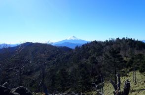 二番山頂「小金沢山」は秀麗富嶽十二景中で唯一2000m超えの山頂！　日本一長い山名で人気の頂から日本一の富士を愛でる