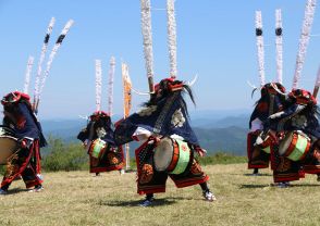 青空と緑に獅子躍映え　奥州・阿原山高原山開き