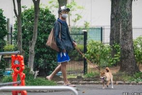 市川猿之助「一家心中」事件から丸1年の激変ぶり　愛らしい柴犬とともに公園へ