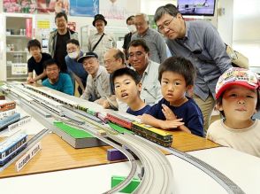 復興願い「のと鉄道」模型や陶器展示　富山県で砺波駅にぎわい市