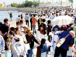 にぎわう富山湾岸沿いに　魚津しんきろうロード朝市初開催、１００店出店１万人来場