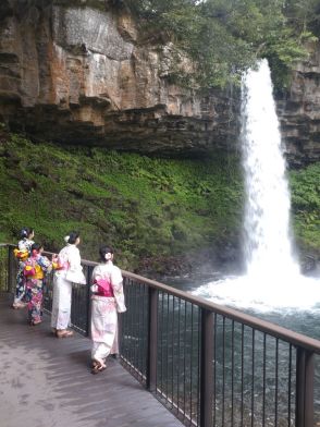 伊豆・萬城の滝　展望デッキ完成　迫力の眺めと涼感、間近で