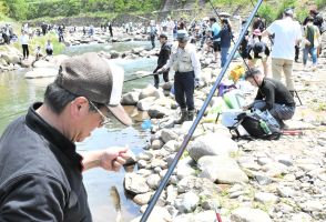 釣り、つかみ取り　大物捕まえ笑顔　国府で5年ぶりフェスタ