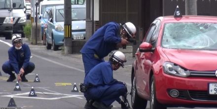 歩行者の男性が意識不明　一方通行の道路で前から来た車にはねられる　