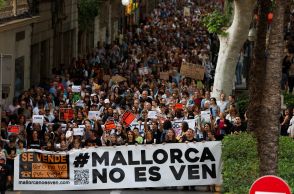 スペインリゾートで住民数千人がデモ、観光客急増の弊害に抗議