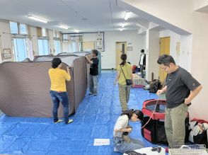 ペット同室避難所を開設　県総合防災訓練で奄美市　飼い主ら設営の流れ確認