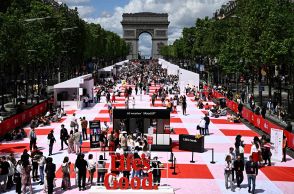 パリのシャンゼリゼ通りで大規模ピクニック 4000人参加