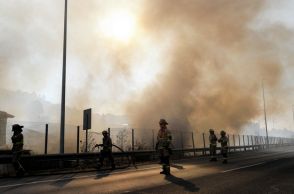 放火の疑いで地元消防士ら2人拘束　チリ　130人超死亡の森林火災