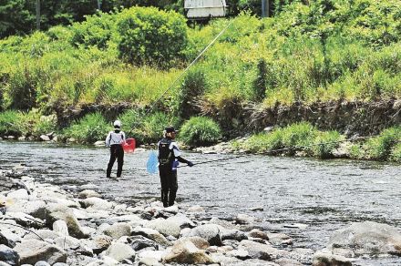 アユ漁が解禁　初日から多くの釣り人、和歌山県日置川