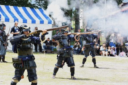 松本城鉄砲隊が「古式砲術演武」披露　大きな銃声、響く歓声