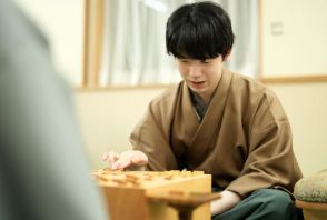 藤井名人が初防衛　豊島九段降し4勝1敗　対抗形に穴熊囲い押し切る