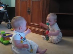 笑いが止まらない！？　男の子の動きにツボる赤ちゃんに視聴者メロメロ「キュートすぎるぞ！」