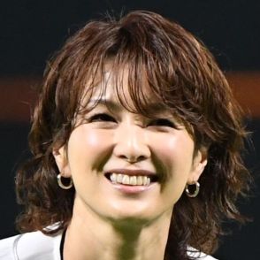 「プライベートでも師長の髪型やん」吉瀬美智子が友人たちとほろ酔い4ショット　ファン「超楽しそう」「見惚れてしまいます」