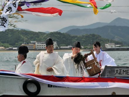 伊勢・二見興玉神社で「藻刈神事」　夫婦岩沖を船で3周して藻草を刈る