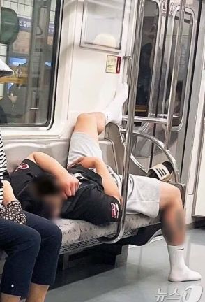 ソウル地下鉄、失われたマナー…座席占拠で30分間熟睡の入れ墨の男性