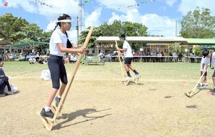 ボリビアの運動会、竹馬や創作エイサー奮闘　オキナワ移住地の生徒ら140人　日本の伝統行事で絆深める