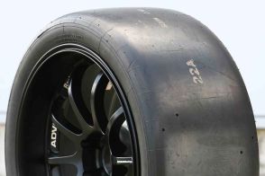 グリップが大切なレース用タイヤは溝なしのツルツル！　だったら市販車のタイヤの溝は何で必要？