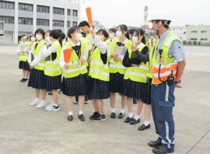 「空の仕事」体験、魅力探る　熊本中央高生が熊本空港見学