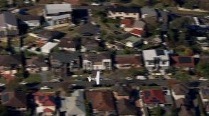 電力喪失の小型機が住宅街すれすれの超低空飛行、胴体着陸で全員無事　シドニー