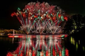 那須高原で「第30回りんどう湖花火大会」開催。7～9月に計18回、湖上に約3000発が打ち上がる！