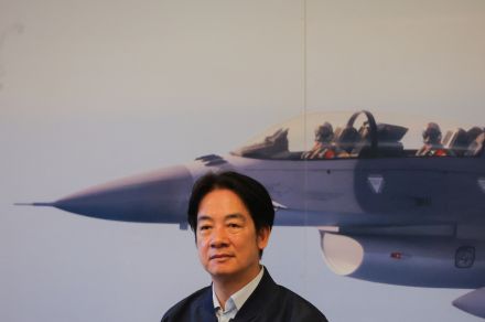台湾総統、中国軍事演習対応のパイロットねぎらう　東部基地視察