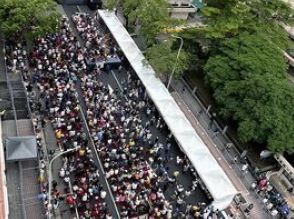 台湾で大規模な抗議デモ－総統の権限縮小目指す野党の議会改革案巡り