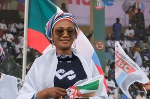メーガン妃の「不適切な服装」をナイジェリア大統領夫人が痛烈批判…「真似しないで」