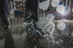 雨で路面や店内で滑る→靴底に絆創膏を貼れば「びっくりするほど」滑らない。警視庁直伝の方法とは