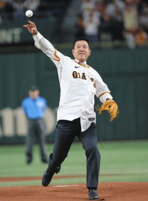 巨人、「王貞治DAY」で前監督の原辰徳さんがセレモニアルピッチ　背番号８で見事なストライク投球