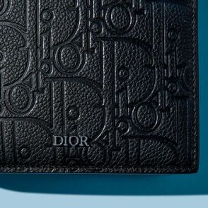 【DIOR】新作「ディオール グラビティ」に注目。5月に大人が買うべき黒の財布、バッグ、スニーカー5選