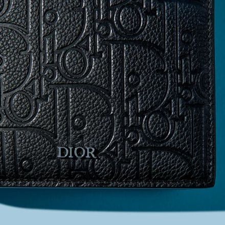 【DIOR】新作「ディオール グラビティ」に注目。5月に大人が買うべき黒の財布、バッグ、スニーカー5選