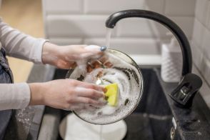 毎日夫が洗いものをしてくれますが、水を流しっぱなしにするのが気になります…ため洗いにしたら水道代はいくら節約できますか？