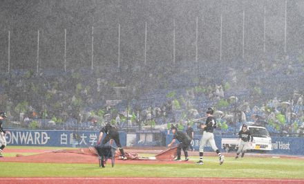 ロッテファンが熱い　豪雨中断中も歌い続ける　五回を終えて５－３でリード