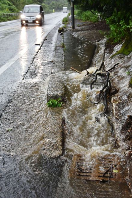肝付町で降り始めからの雨量300ミリ超す　陸海空の交通に乱れ、休校の高校も　鹿児島県内