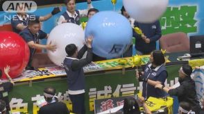 議場に巨大風船…ごみ袋も　台湾議会「ねじれ」で対立激化