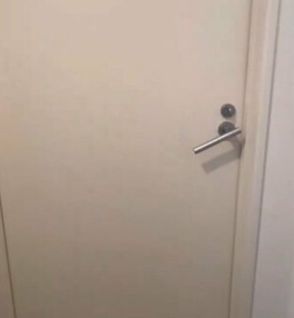 トイレのドアが『ガチャガチャ』…懸命に「居るんでしょう」する存在に「鍵は閉めましょう笑」賢い犬が話題