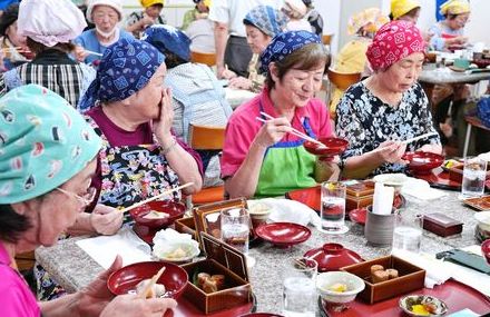食材の活用法から盛り付け方まで…老人会がホテルの料理人から日本料理を教わる 「家でも作ってみたい」沖縄・本部町
