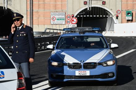 女が娘を高速道路に置き去りに、ラテン語の成績が悪かったから 伊