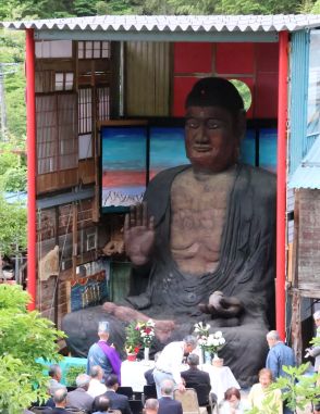 なぜ？高さ5．4mの仏像が山中に…4年かけて木を彫り進め自宅に完成　のみを手に一から造り上げた75歳農家の思い