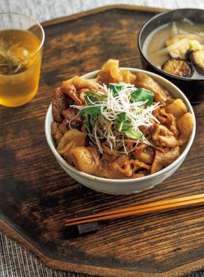 笠原将弘さんの絶品「豚丼」献立。ジュワっと「揚げ焼きナスのみそ汁」で食べごたえも抜群