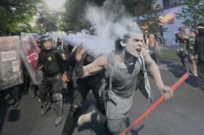 イスラエル大使館前でデモ隊と警察が衝突 メキシコ