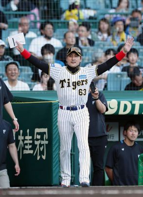 【日本ハム】阪神新庄がサプライズ大復活！背番号63のタテジマ姿で岡田監督とメンバー表交換！