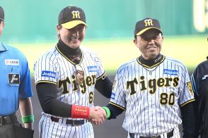 【日本ハム】新庄監督が阪神ユニホーム姿で登場　岡田監督と縦じまで記念撮影