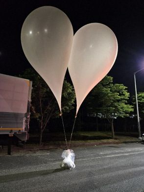 北朝鮮が大量の風船で韓国を「攻撃」　くくりつけた中身は…