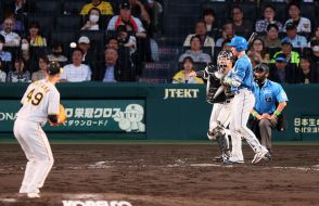 【阪神】坂本誠志郎が“バズーカ”発動で一塁走者タッチアウト！第２リード後に一瞬の隙見逃さず