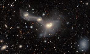 相互作用する“おとめ座”のコンパクト銀河群　ダークエネルギーカメラが撮影