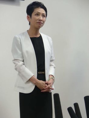 蓮舫氏、メディア戦略で小池百合子知事に先行？都知事選出馬表明直後の都議会襲来に取材陣殺到