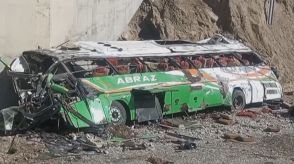 パキスタン　高速道路からバスが転落　少なくとも28人死亡 20人けが